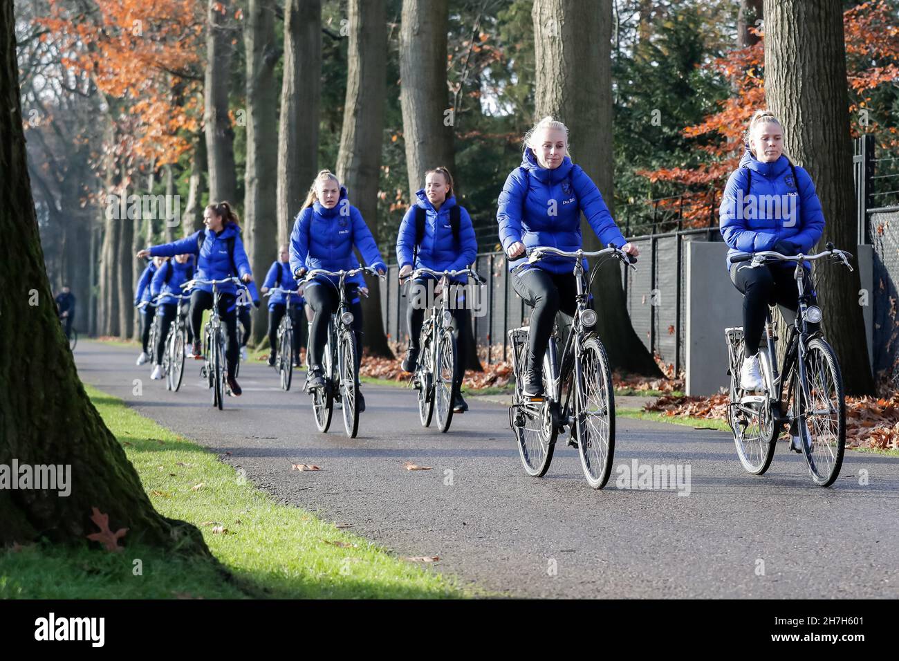 ZEIST, NIEDERLANDE - 23. NOVEMBER: Inessa Kaagman aus den Niederlanden und Kika van Es aus den Niederlanden während einer Trainingsveranstaltung der niederländischen Fußballnationalmannschaft der Frauen auf dem KNVB Campus am 23. November 2021 in Zeist, Niederlande (Foto: Broer van den Boom/Orange Picles) Stockfoto