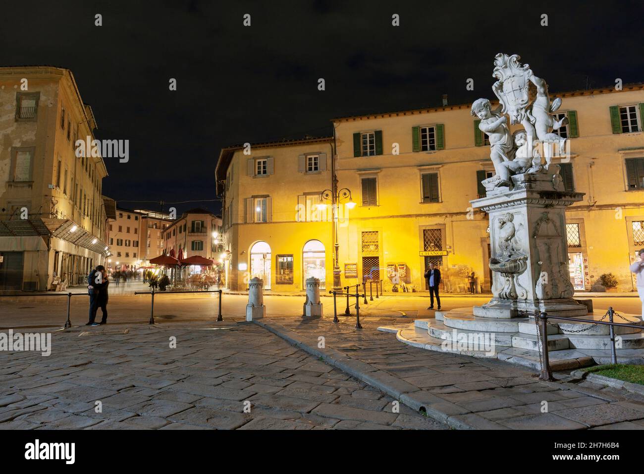 Europa, Italien, Toskana, Pisa, Piazza del Duomo mit Blick auf die Cafés und Restaurants in der Via Santa Maria Stockfoto