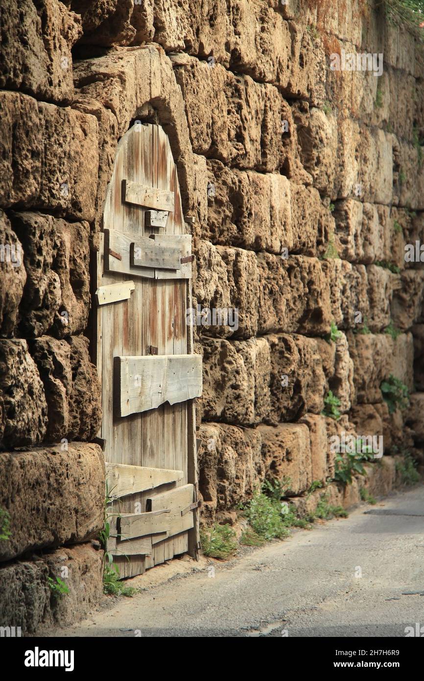 In der Stadt Batroun im Libanon wurde eine Holztür mit vielen Scheiben geschlossen. Stockfoto