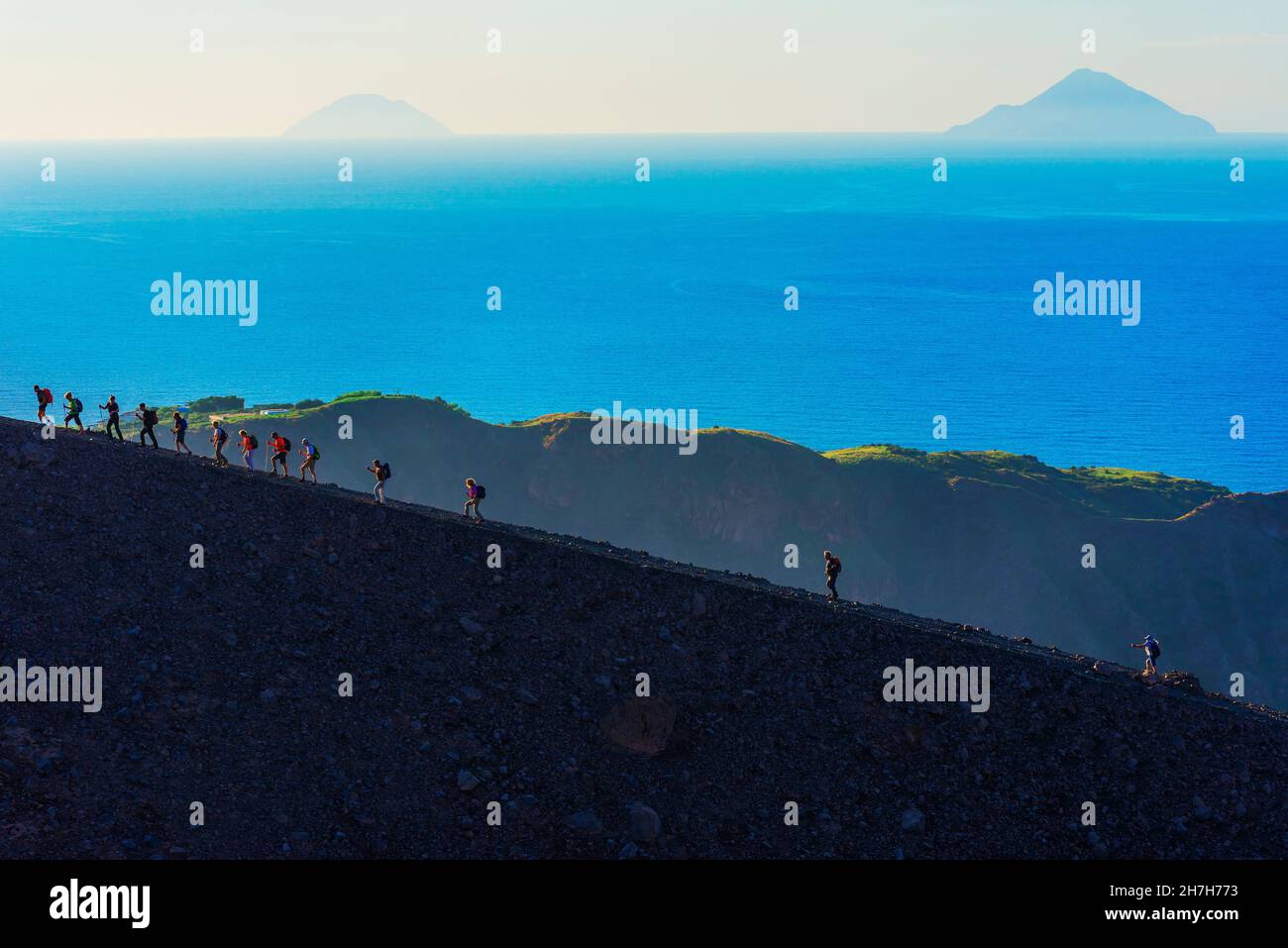 Wanderer zu Fuß rund um Gran Krater Rand, Vulcano Insel, Äolischen Inseln, Sizilien, Italien Stockfoto