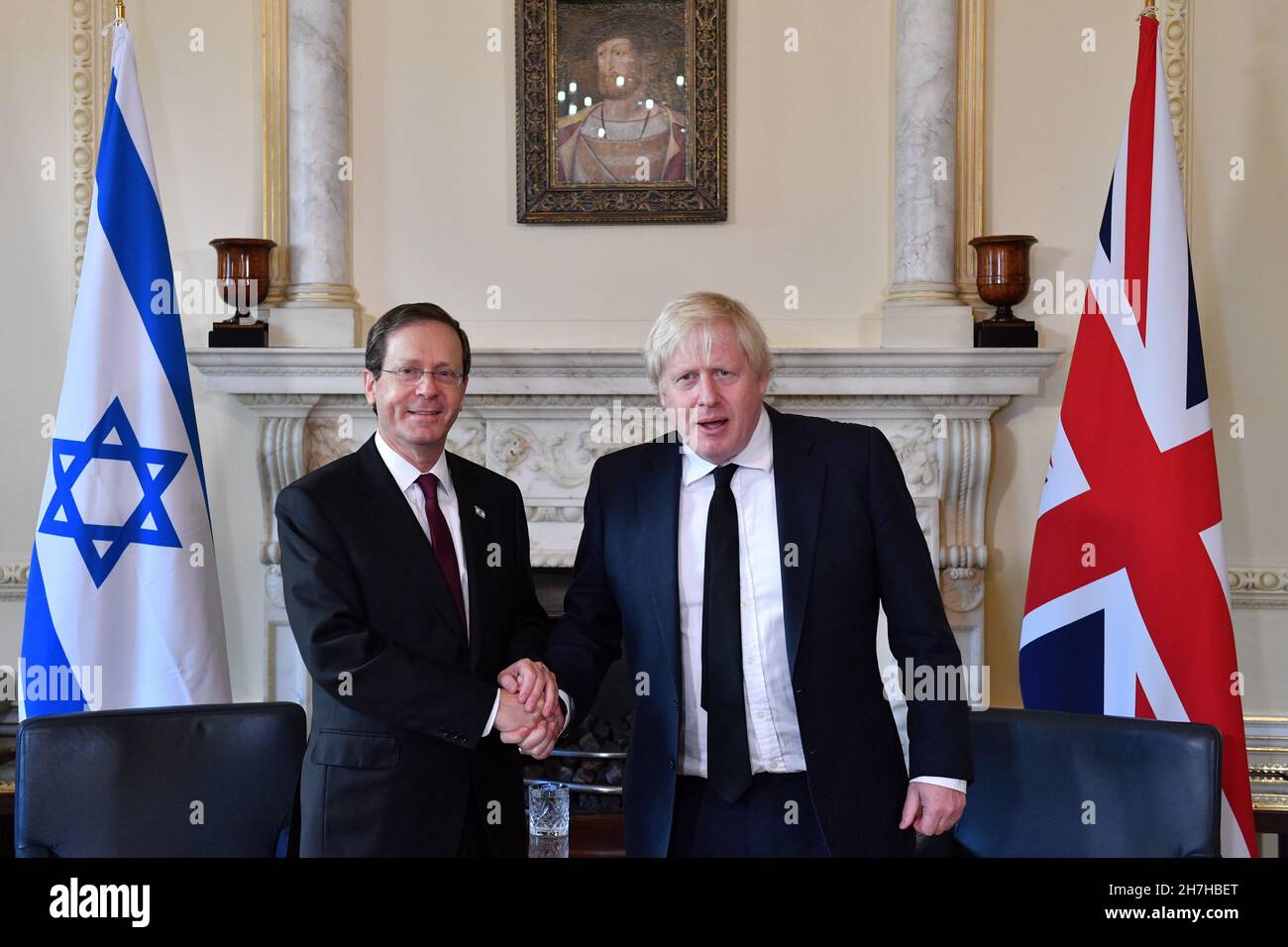 Premierminister Boris Johnson (rechts) schüttelt sich bei ihrem Treffen in der Downing Street 10 im Zentrum von London die Hände des Präsidenten Israels, Isaac Herzog. Bilddatum: Dienstag, 23. November 2021. Stockfoto