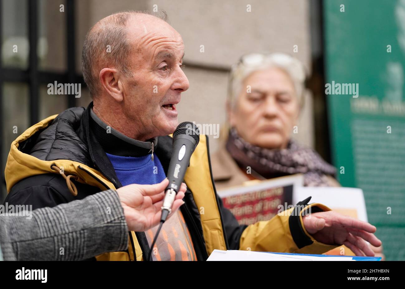 L-R David Kinsella und Marie Arbuckle beteiligten sich an einem Protest vor dem Leinster House gegen die von der Regierung geplanten Wiedergutmachungsverfahren für Überlebende von Mutter und Baby Home. Bilddatum: Montag, 22. November 2021. Stockfoto