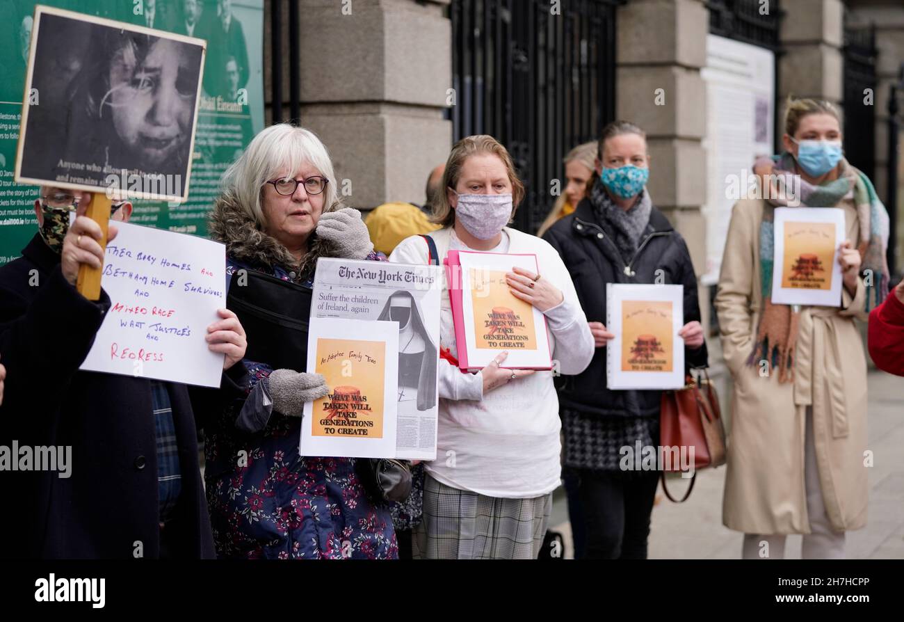 Menschen nehmen an einem Protest vor dem Leinster House gegen das von der Regierung geplante Wiedergutmachungsprogramm für Überlebende von Mutter und Baby Home Teil. Bilddatum: Montag, 22. November 2021. Stockfoto