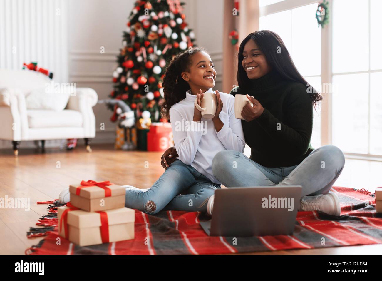 Porträt einer glücklichen schwarzen Familie, die am Weihnachtsabend Koka trinkt Stockfoto