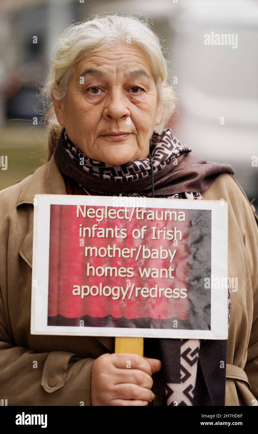 Marie Arbuckle nahm an einem Protest vor dem Leinster House gegen die von der Regierung geplanten Wiedergutmachungsvorhaben für Überlebende von Mutter und Baby Home Teil. Bilddatum: Montag, 22. November 2021. Stockfoto