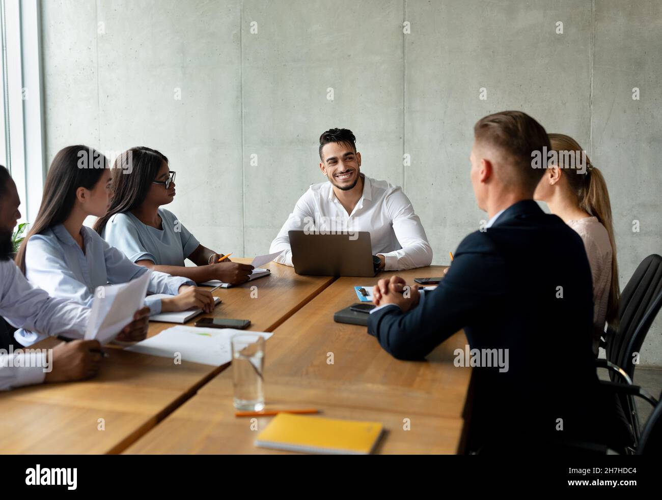 Junge Multiethnische Business-Team Mit Treffen Im Büro, Neues Projekt Zu Diskutieren Stockfoto