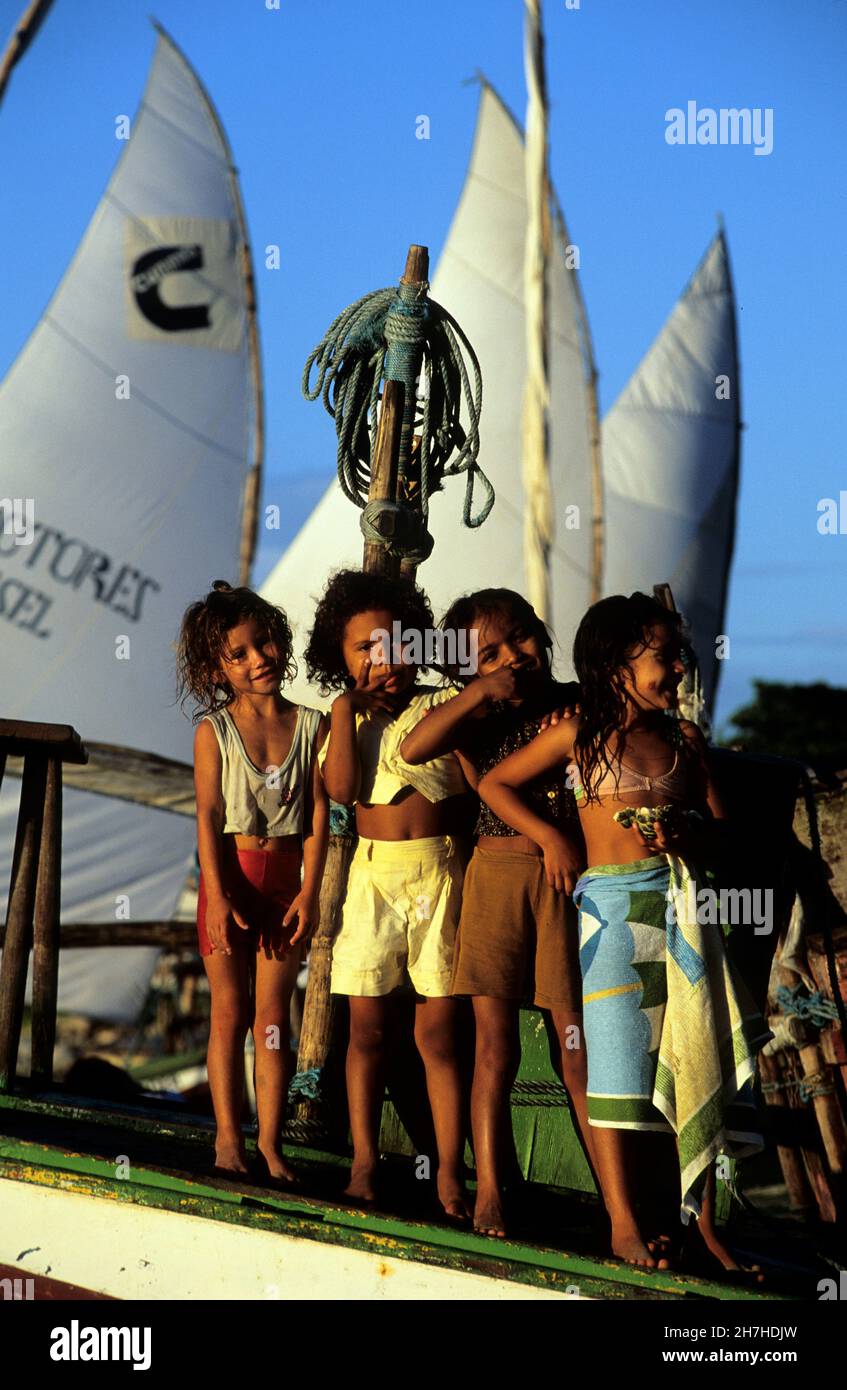 BRASILIEN, STAAT CEARA, FORTALEZA, KINDER, DIE AUF EINEM BOOT FISCHEN Stockfoto