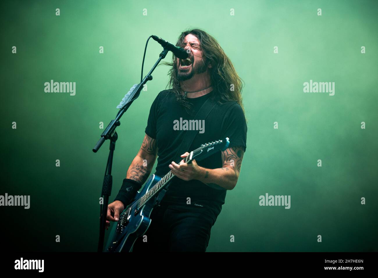 LONDON, LONDON STADIUM, JUNI 23rd 2018: Dave Grohl, Gitarrist, Sänger und Gründer der amerikanischen Band Foo Fighters, tritt live auf der Bühne der „Concrete and Gold“ Welttournee 2017/2018 auf Stockfoto