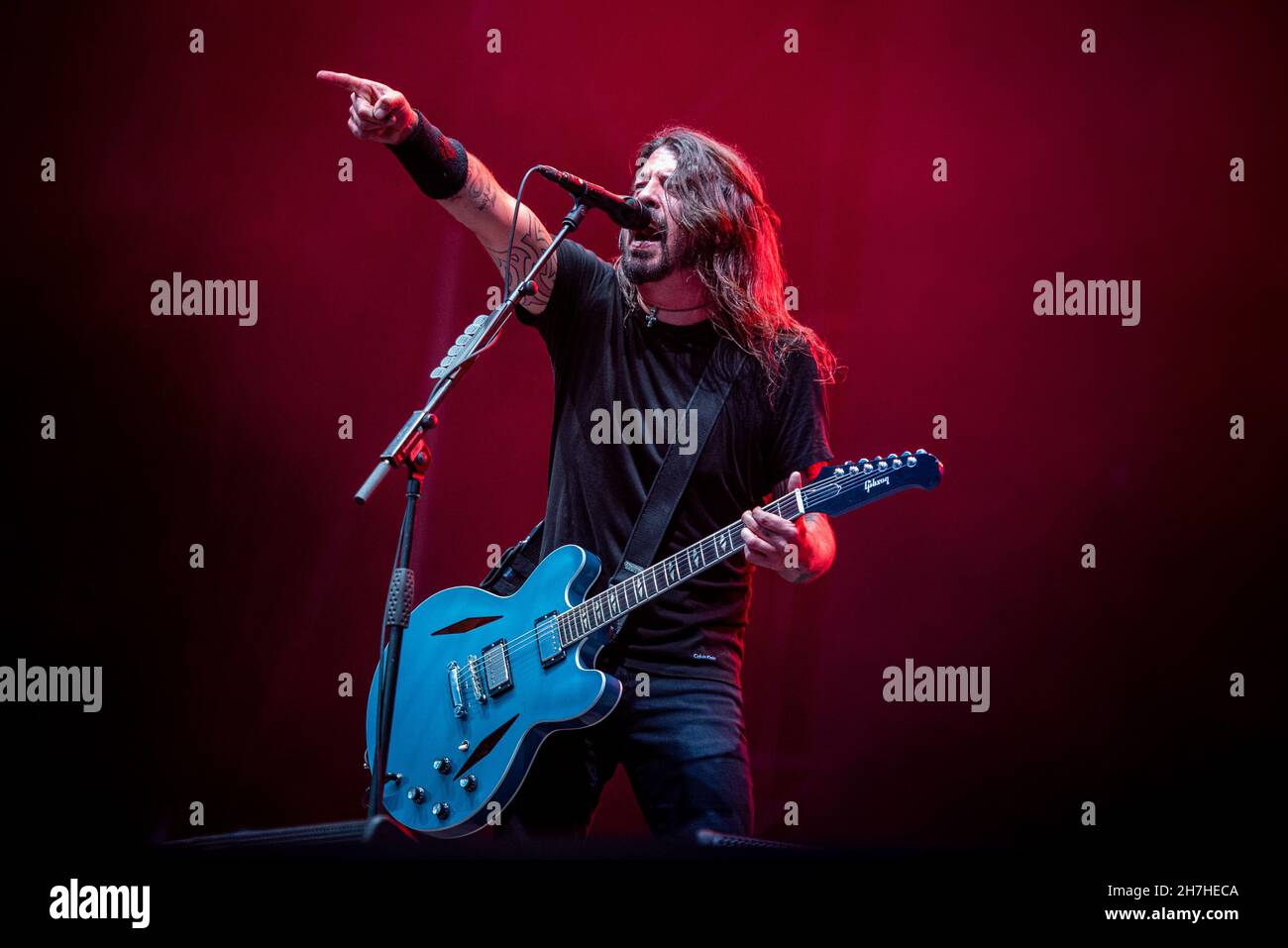 LONDON, LONDON STADIUM, JUNI 23rd 2018: Dave Grohl, Gitarrist, Sänger und Gründer der amerikanischen Band Foo Fighters, tritt live auf der Bühne der „Concrete and Gold“ Welttournee 2017/2018 auf Stockfoto