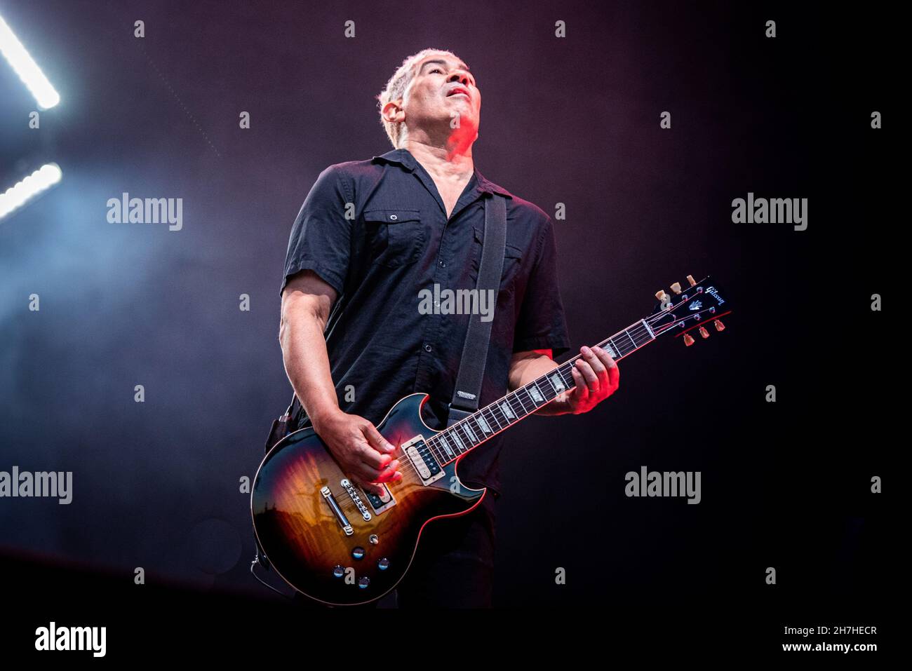 LONDON, LONDON STADIUM, JUNI 23rd 2018: Pat Smear, Gitarrist der amerikanischen Band Foo Fighters, tritt live auf der Bühne der „Concrete and Gold“ Welttournee 2017/2018 auf Stockfoto
