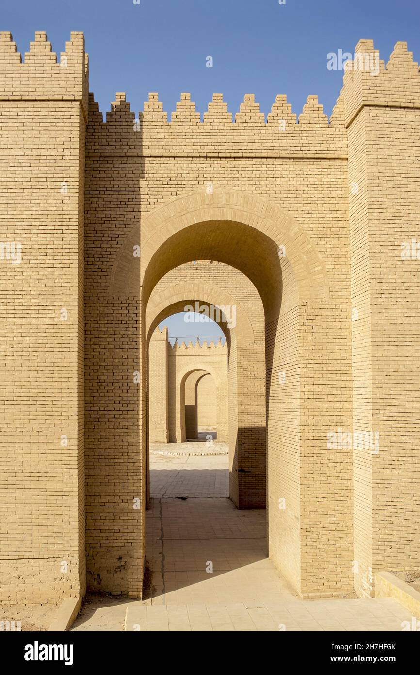 Vertikale Aufnahme des alten Gates of Babylon an einem sonnigen Tag im Irak Stockfoto