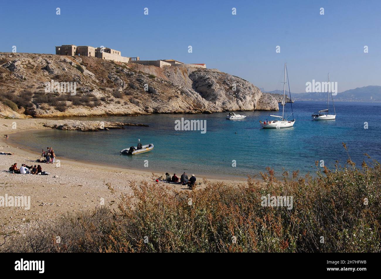 BOUCHES-DU-RHONE (13). MARSEILLE. FRIOUL-ARCHIPEL. DIE INSELN RATONNEAU UND POMEGUES, DIE DURCH DEN BERRY-STEG AUS DEM JAHR 1822 VERBUNDEN WAREN, WAREN EIN MILITAR Stockfoto