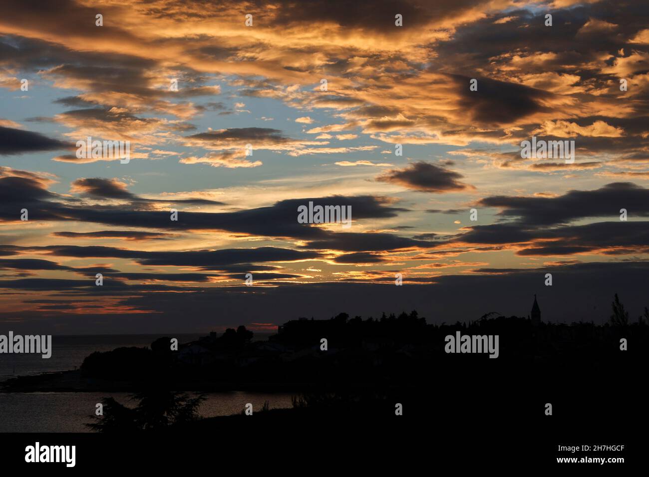 Panoramablick auf den Sonnenuntergang in Novigrad, Istrien, Kroatien, Europa. Stockfoto