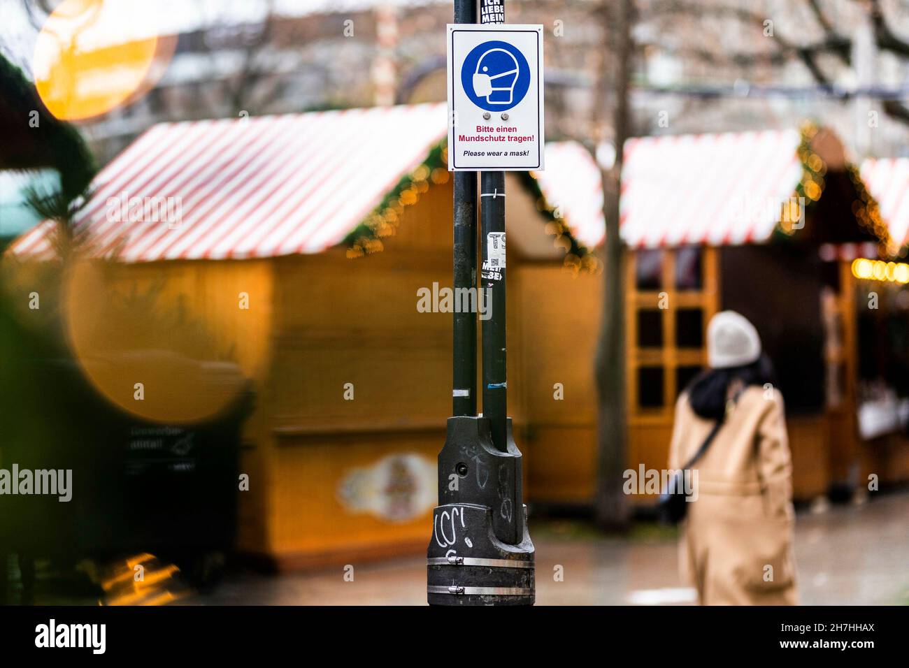 Ein Schild, das darauf hinweist, dass eine Maske erforderlich ist, ist am 23. November 2021 auf dem Weihaftertsmarkt am Breitscheidplatz in Berlin zu sehen. Copyright: Florian Gaertner/photothek.de Stockfoto