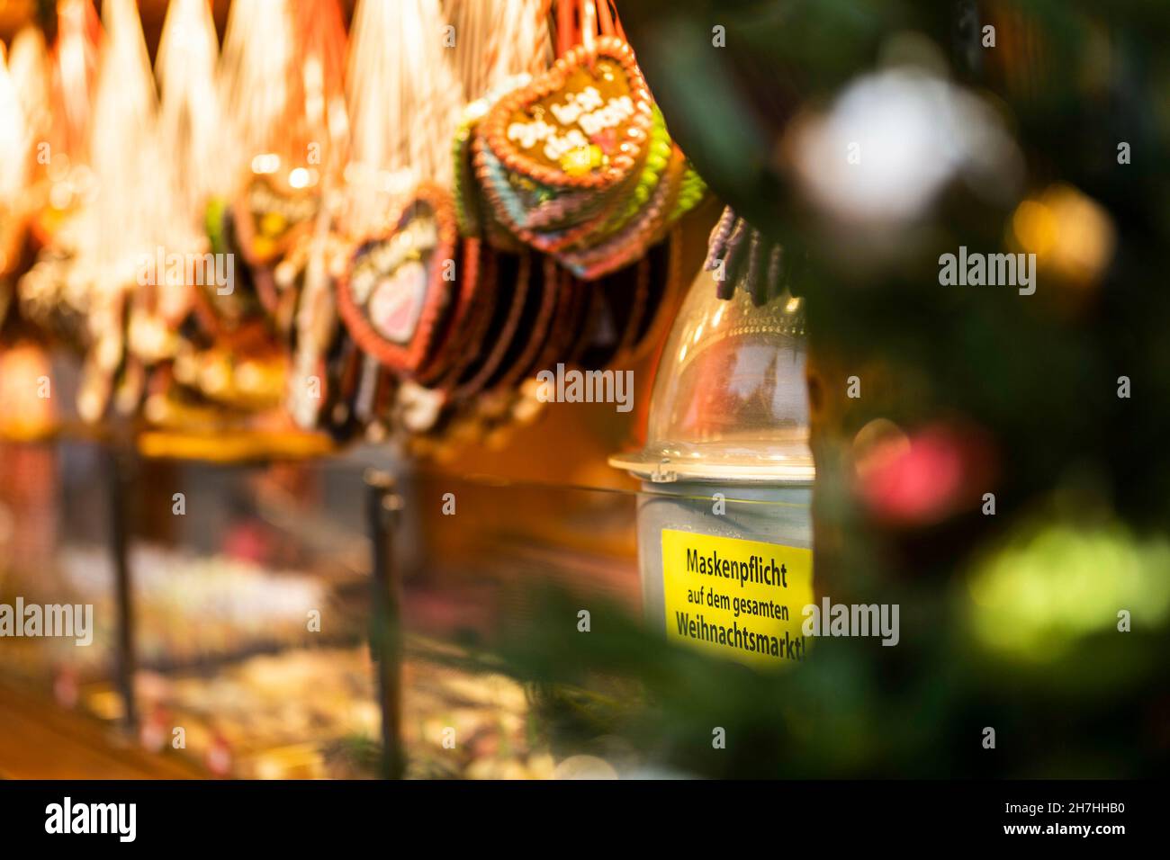 Ein Schild, das darauf hinweist, dass eine Maske erforderlich ist, ist am 23. November 2021 auf dem Weihaftertsmarkt am Alexanderplatz in Berlin zu sehen. Copyright: Florian Gaertner/photothek.de Stockfoto
