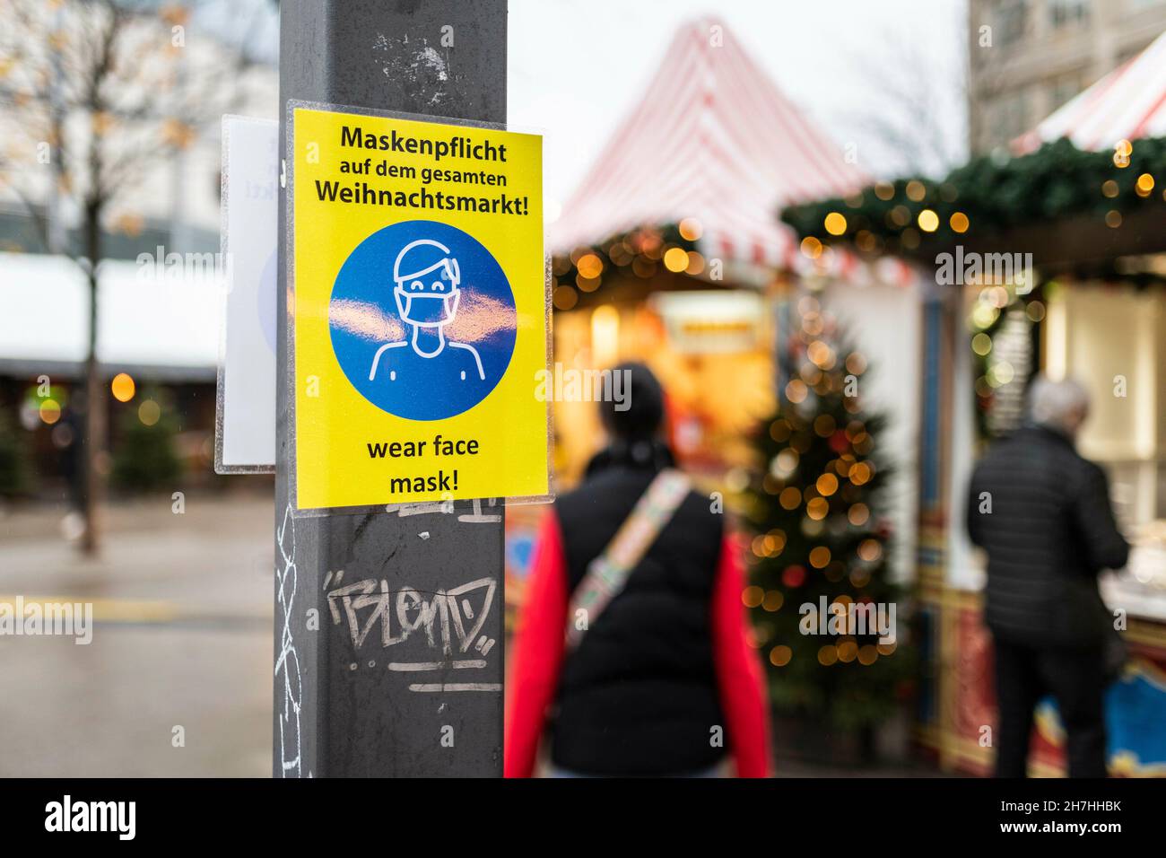 Ein Schild, das darauf hinweist, dass eine Maske erforderlich ist, ist am 23. November 2021 auf dem Weihaftertsmarkt am Alexanderplatz in Berlin zu sehen. Copyright: Florian Gaertner/photothek.de Stockfoto