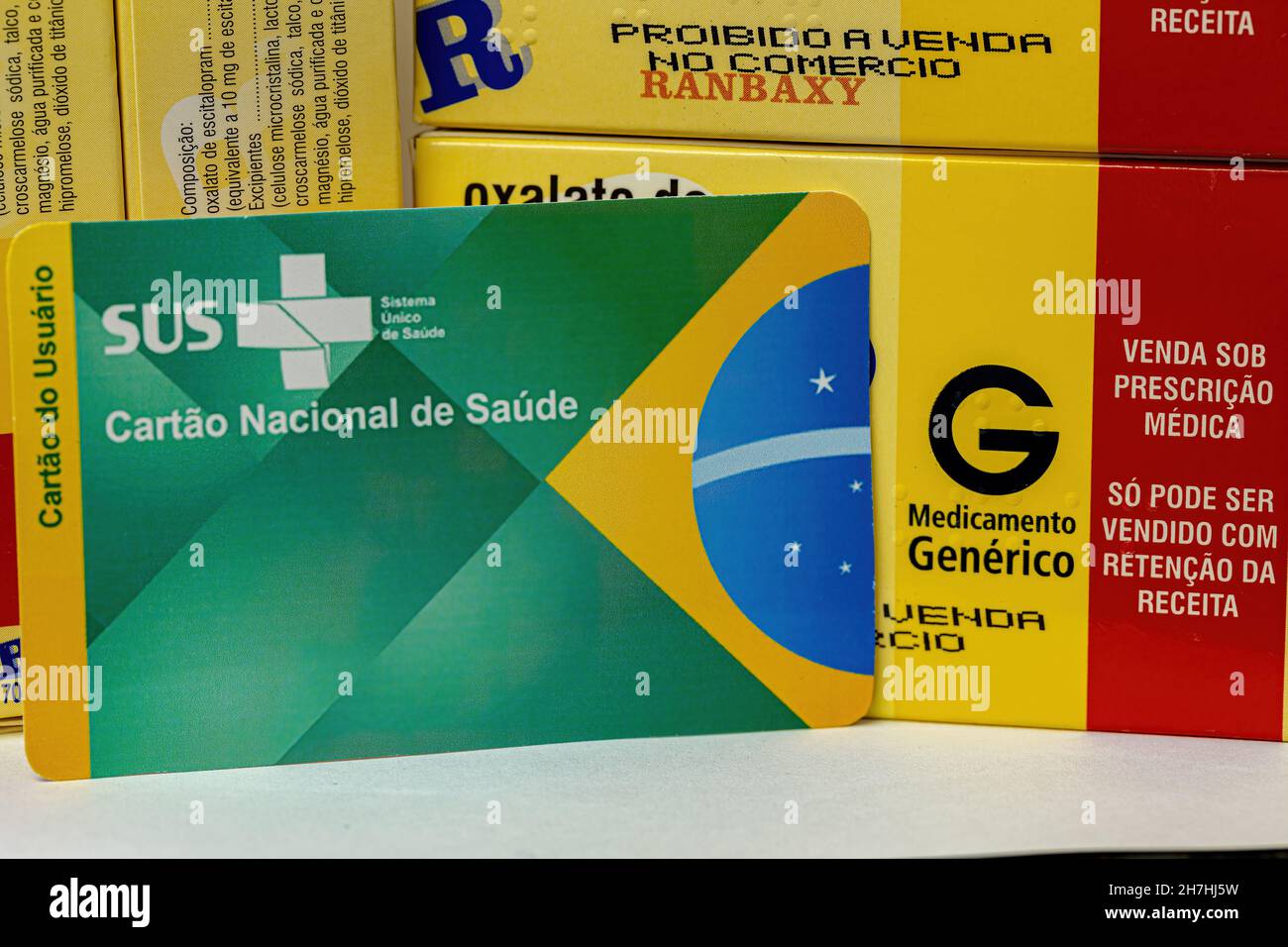 Cassilandia, Mato Grosso do Sul, Brasilien - 11 20 2021: Schachteln mit Escitalopram Oxalat in Portugiesisch-brasilianisch mit Benutzerkarte des 'Sistema Unico de Sa Stockfoto