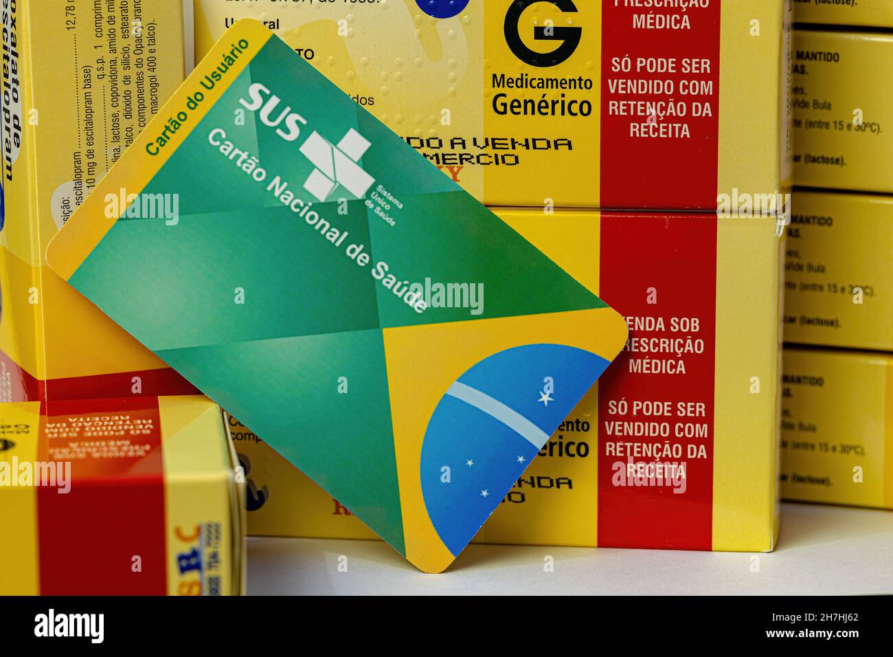 Cassilandia, Mato Grosso do Sul, Brasilien - 11 20 2021: Schachteln mit Escitalopram Oxalat in Portugiesisch-brasilianisch mit Benutzerkarte des 'Sistema Unico de Sa Stockfoto