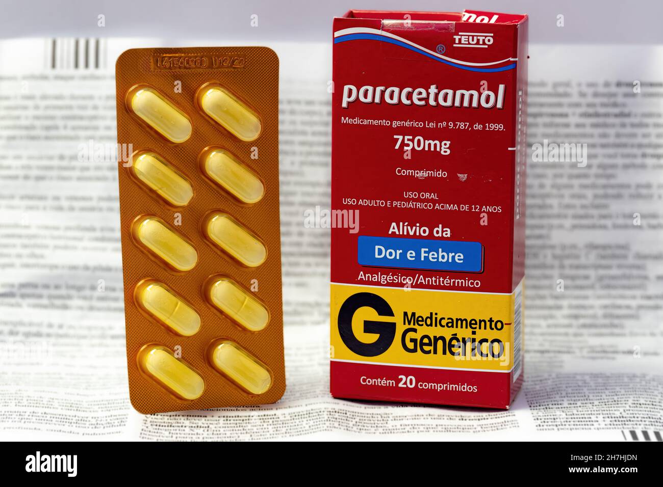 Cassilandia, Mato Grosso do Sul, Brasilien - 11 20 2021: Paracetamol, auch bekannt als Acetaminophen, ein Medikament zur Behandlung von Fieber und leicht bis mäßig Stockfoto