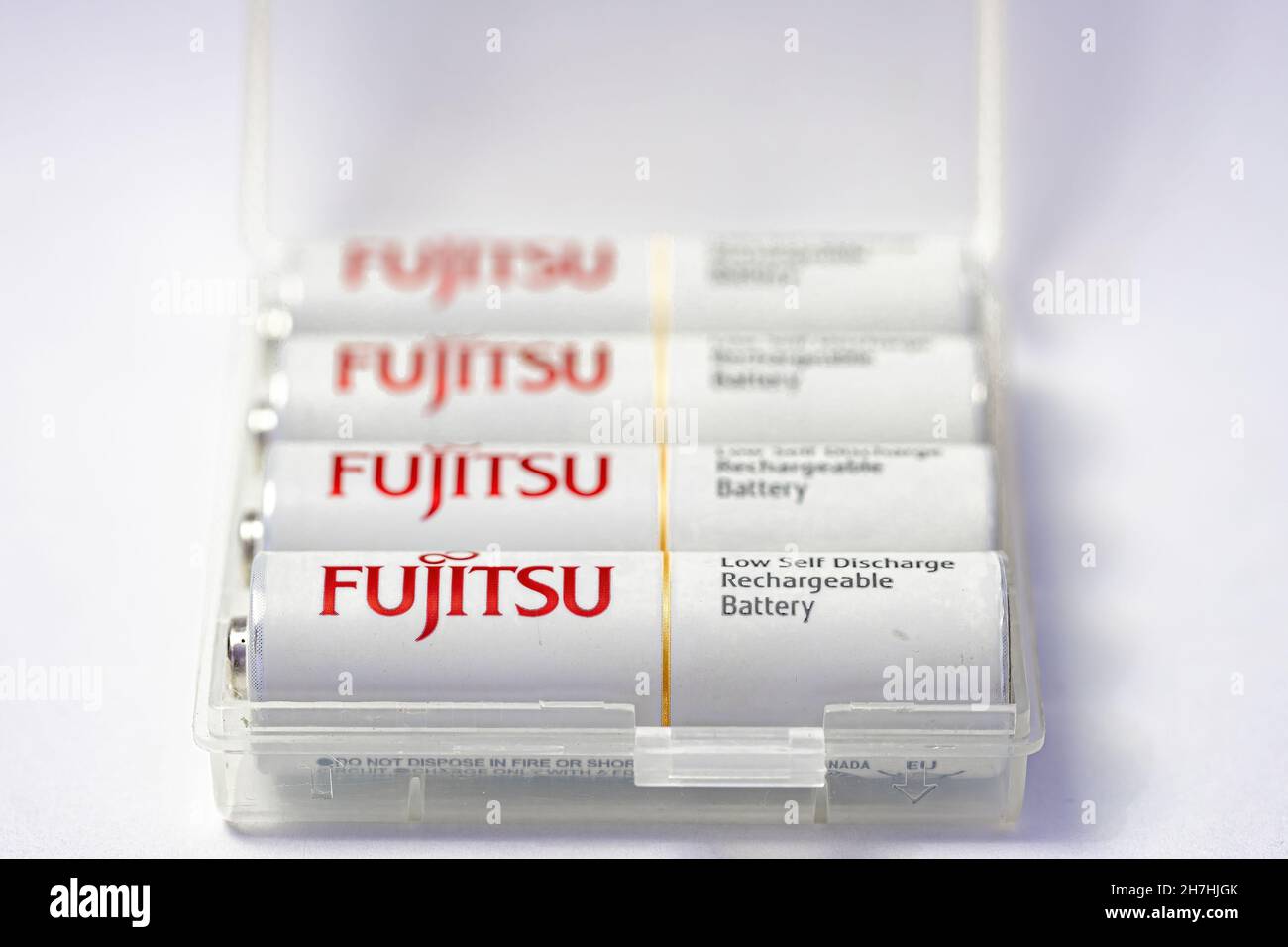 Cassilandia, Mato Grosso do Sul, Brasilien - 11 20 2021: Fujitsu AA-Batterien und NI-mh-Technologie in einem selektiven Fokusbatteriehalter Stockfoto