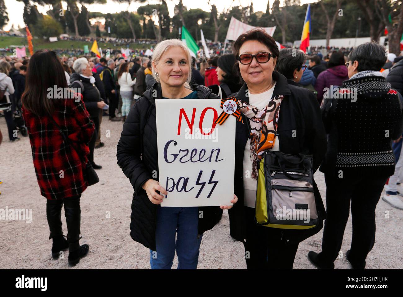 Italien, Rom, 20. November 2021 : Circus Maximus (Circo Massimo) Demonstration gegen die Verpflichtung des Grünen Passes für Covid, keine Maske, keine vax P Stockfoto