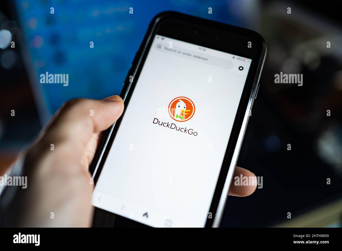 Bangkok, Thailand - 23. November 2021 : iPhone 7 zeigt seinen Bildschirm mit DuckDuckGo, einer Internet-Suchmaschine mit Datenschutzanwendung. Stockfoto