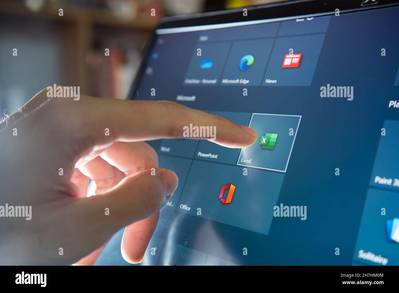 Bangkok, Thailand - November 20, 2021 : Computerbenutzer berühren auf Microsoft Excel-Symbol, um die Software zu öffnen. Stockfoto