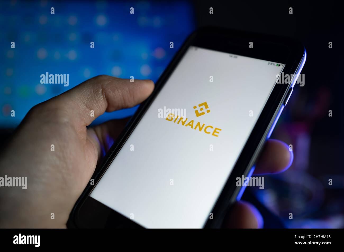 Bangkok, Thailand - 20. November 2021 : das iPhone 7 zeigt seinen Bildschirm mit Binance, einer Anwendung für den Kryptowährungshandel. Stockfoto