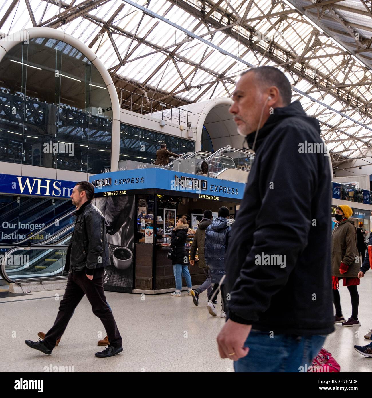 Victoria Westminster London England Großbritannien, 7 2021. November, Menschenmassen, die am Bahnhof Victoria Overground ankommen Stockfoto