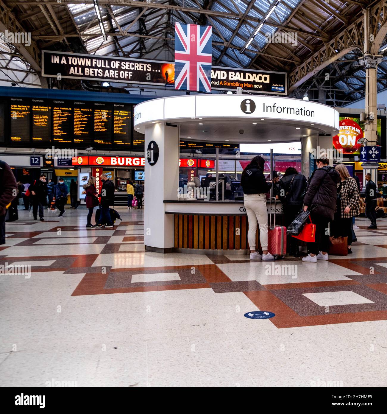 Victoria Westminster London England Großbritannien, 7 2021. November, Menschenmassen, die am Bahnhof Victoria Overground ankommen Stockfoto