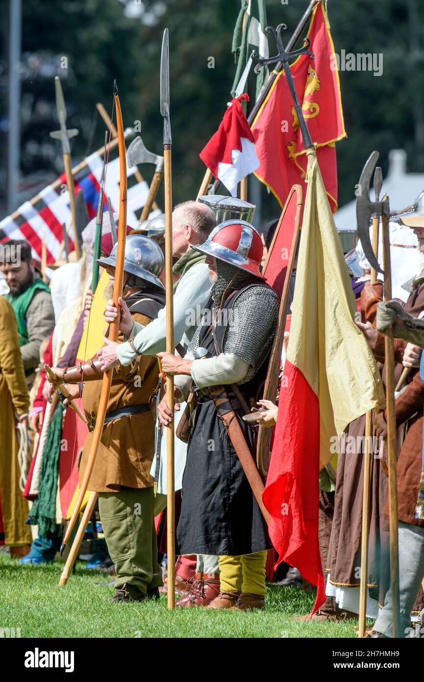 Die Teilnehmer der mittelalterlichen Nachstellung versammeln sich in Crown Meadow, bevor die Schlacht von Evesham gezeigt wird Stockfoto