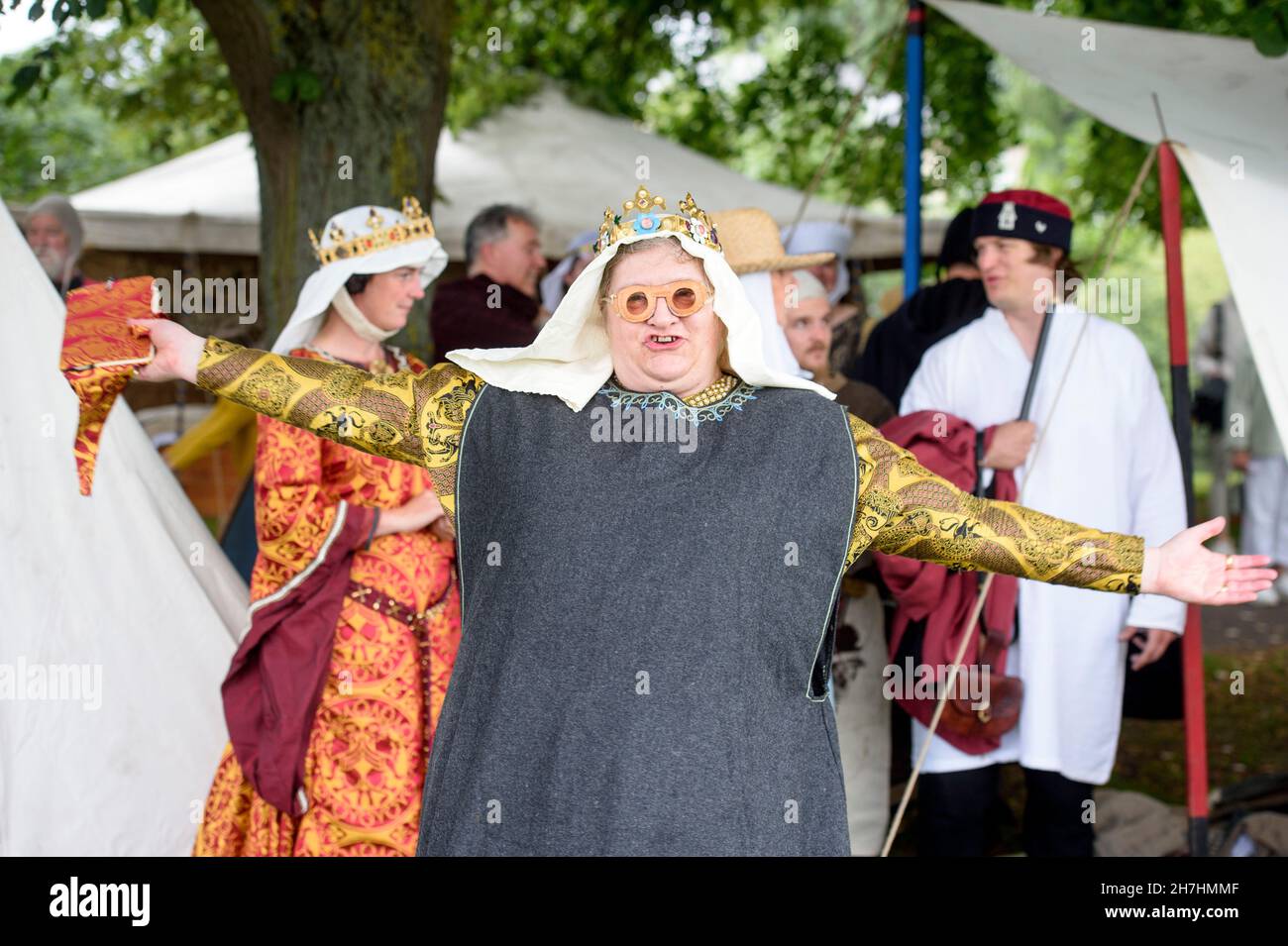 Eine Königin mit improvisierten „mittelalterlichen“ Gläsern bei einer Rekonstruktion der Schlacht von Evesham 1265 auf der Kronwiese. Stockfoto