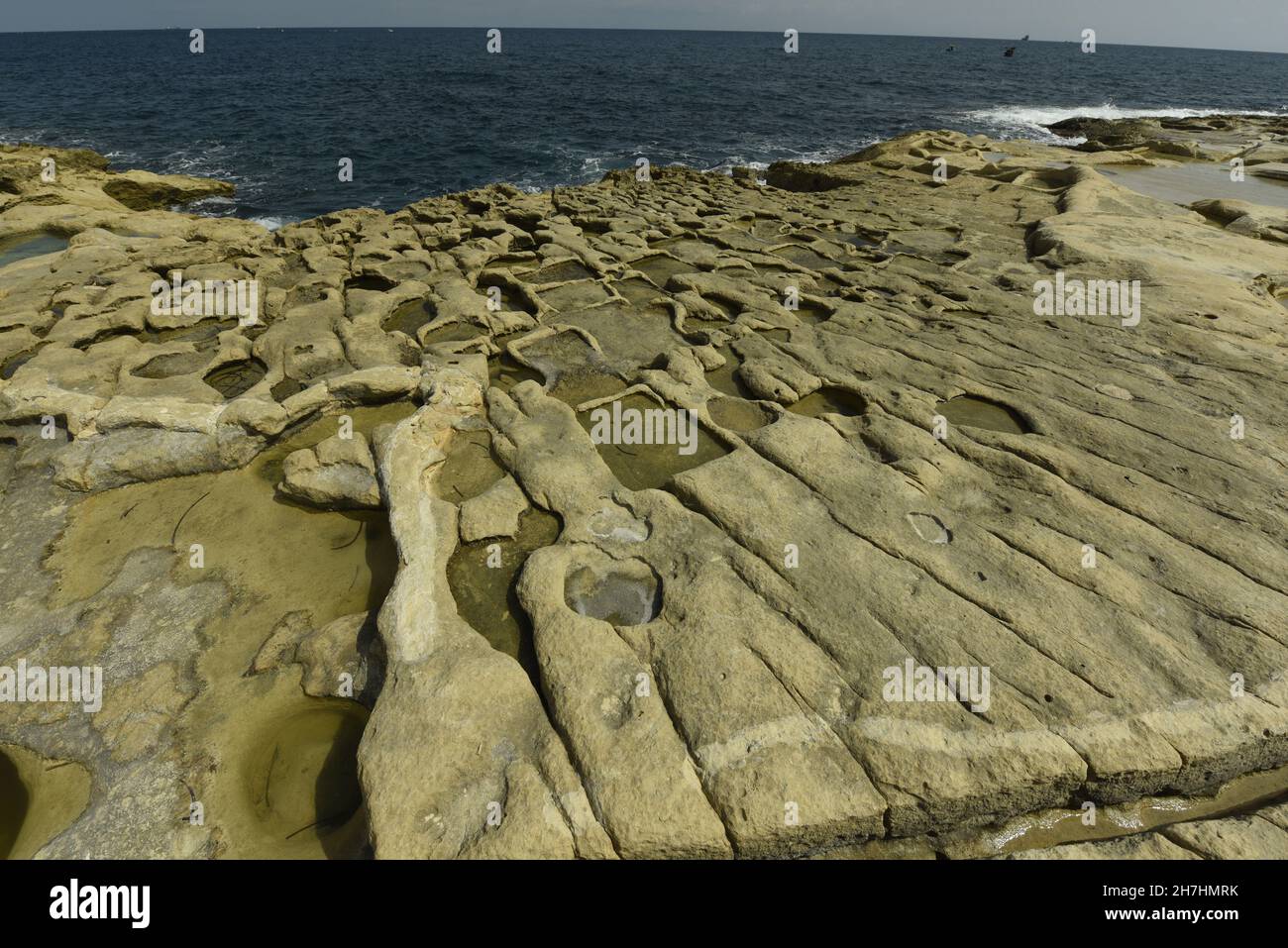 Ungewöhnliche Kalksteinformationen am St. Peter's Pool in der Nähe von Marsaxlokk, Malta, Europa Stockfoto