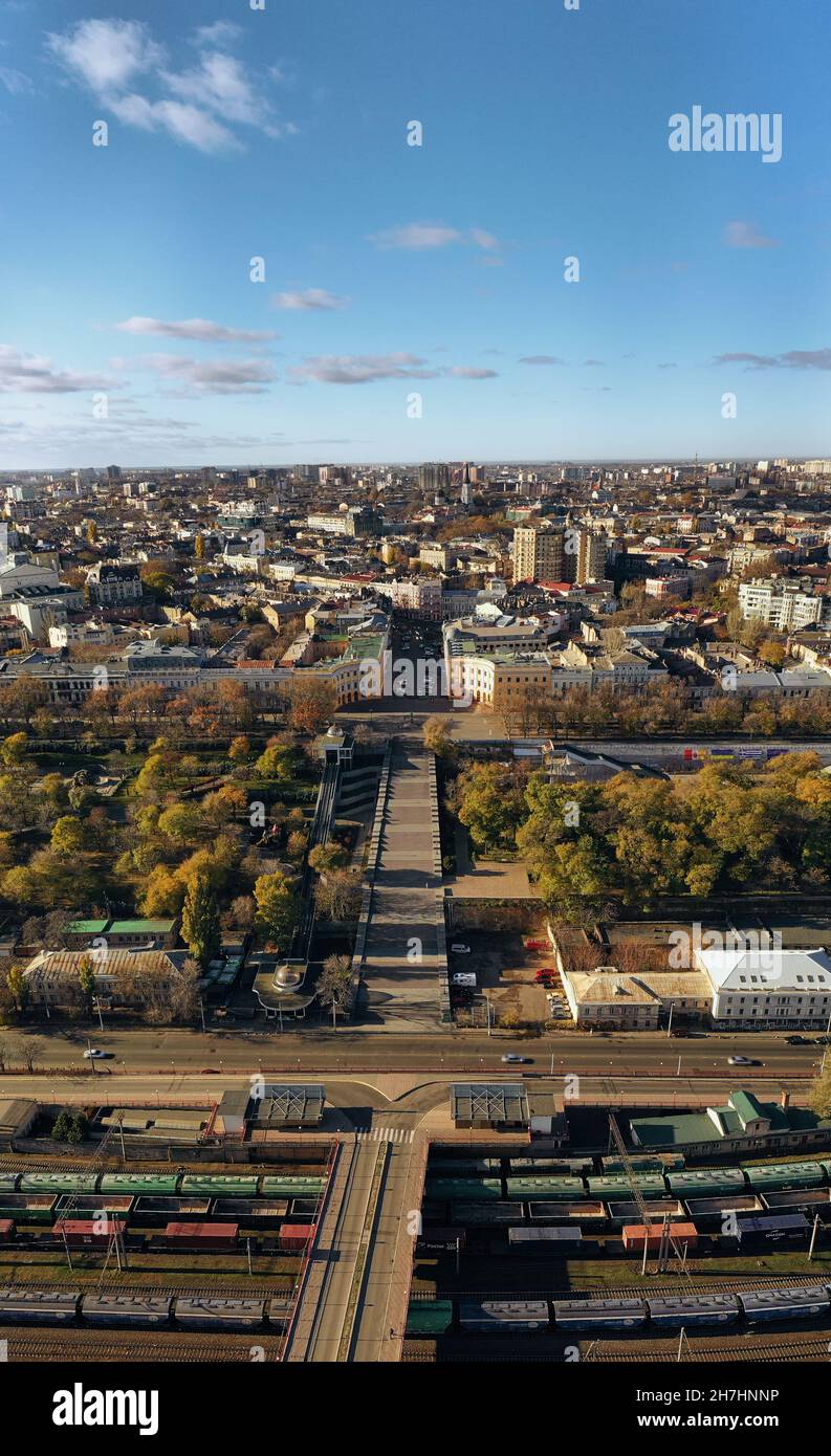 Vertikale Aufnahme die urbane Landschaft mit Potemkin-Treppe und Primorsky Boulevard in Odessa Ukraine. Drohnenaufnahmen. Stockfoto