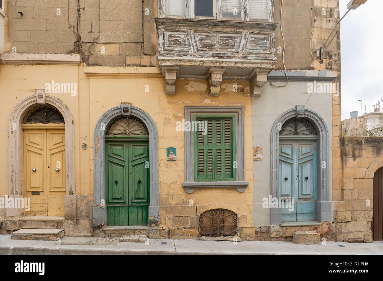 Malerische, farbenfrohe Gebäude in der stillen Stadt Mdina auf Malta, Europa. Eine befestigte alte ummauerte Stadt auf der UNESCO-Liste des Weltkulturerbes. Stockfoto
