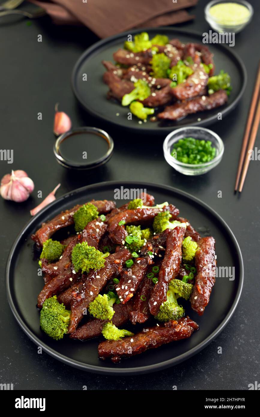 Rindfleisch unter Rühren mit Brokkoli auf dem Teller braten, Nahaufnahme Stockfoto