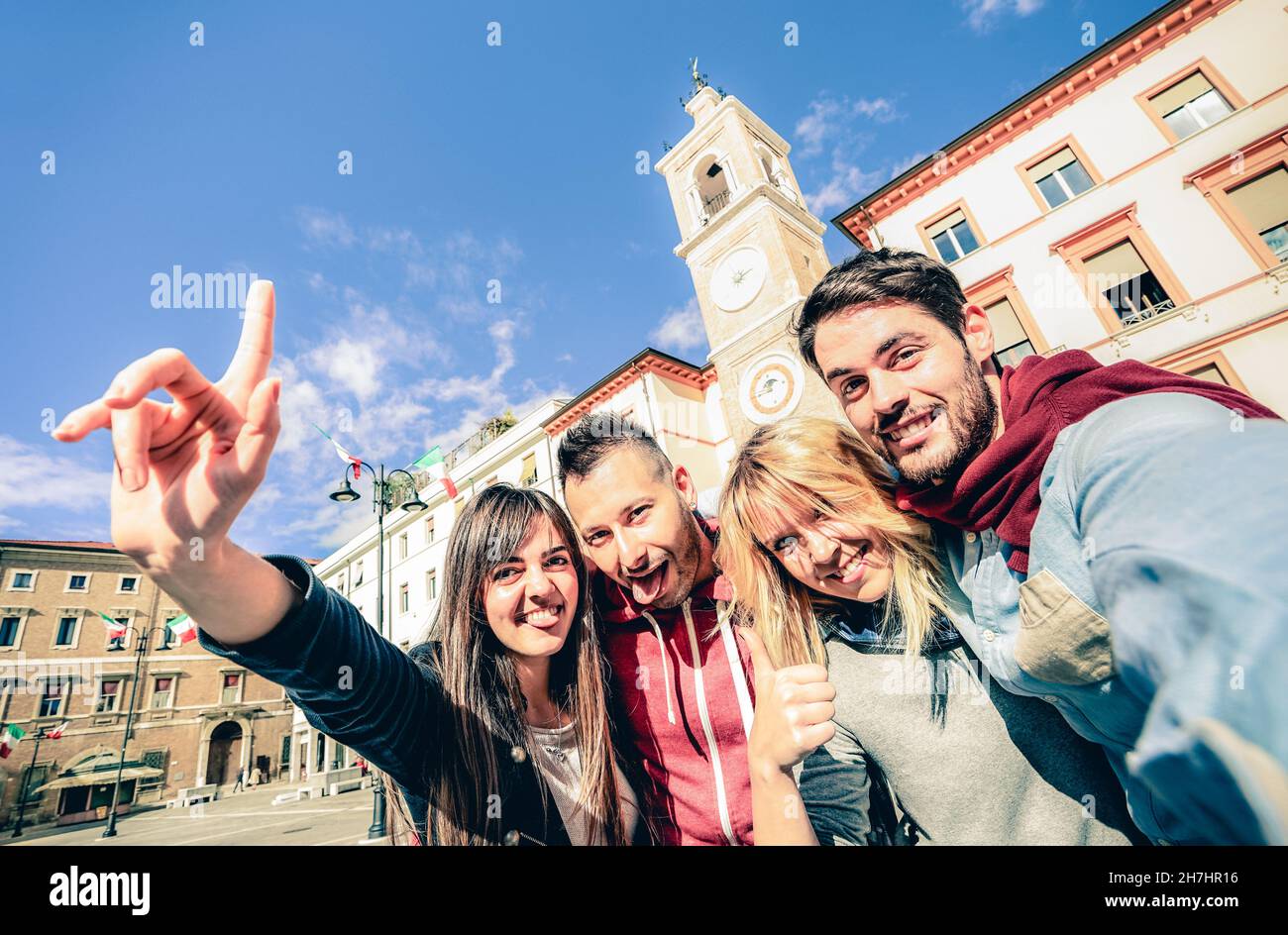 Gruppe von coolen Multikultur-Touristen Freunde Spaß mit Selfie in der Altstadt Tour - Reise Lifestyle-Konzept mit glücklichen Menschen Stockfoto