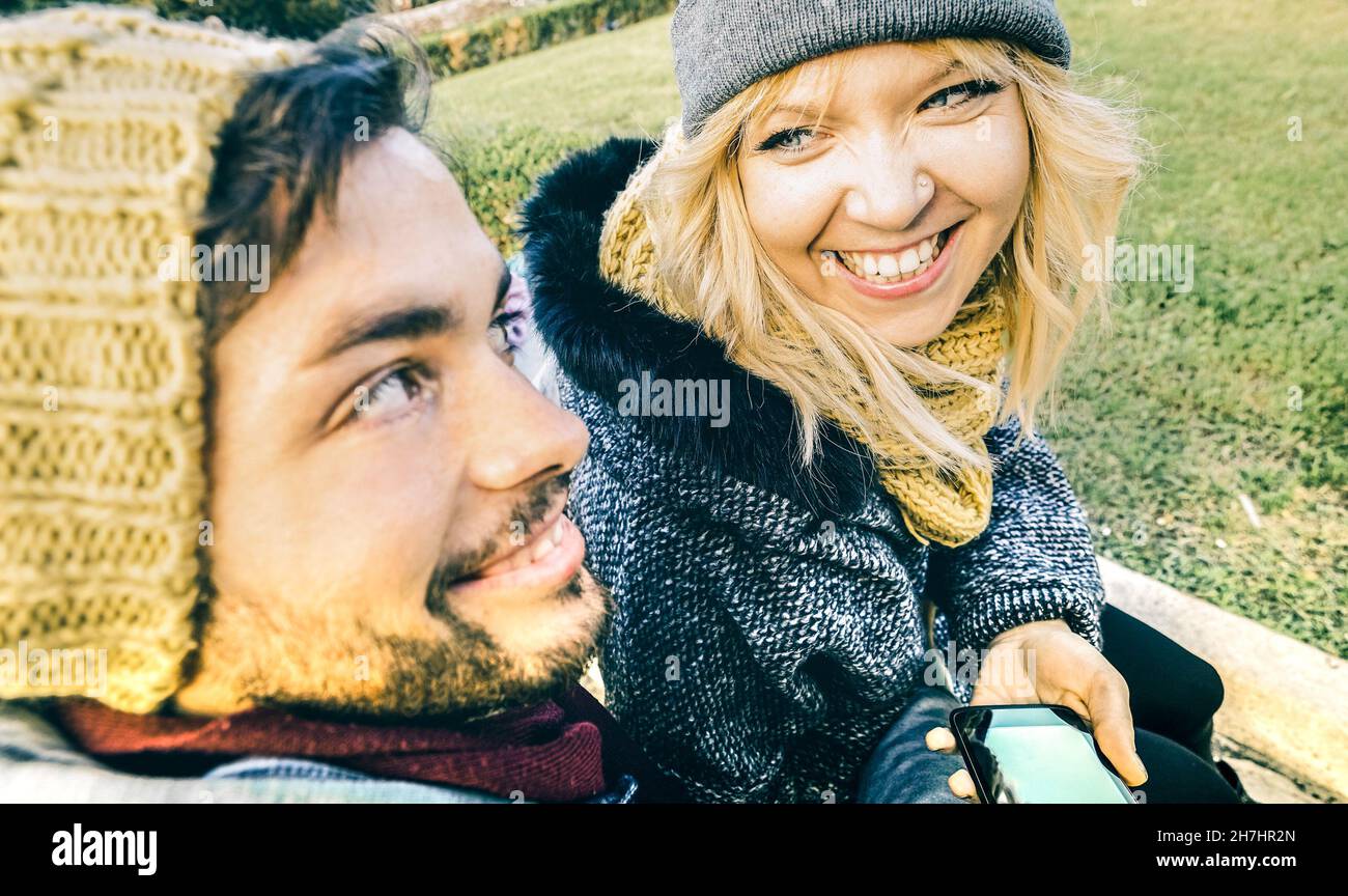 Glückliches Paar in der Liebe genießen Zeit im Freien auf Wintertuch - schöner Mann und junge Frau reden und Spaß haben zusammen - Beziehungskonzept Stockfoto