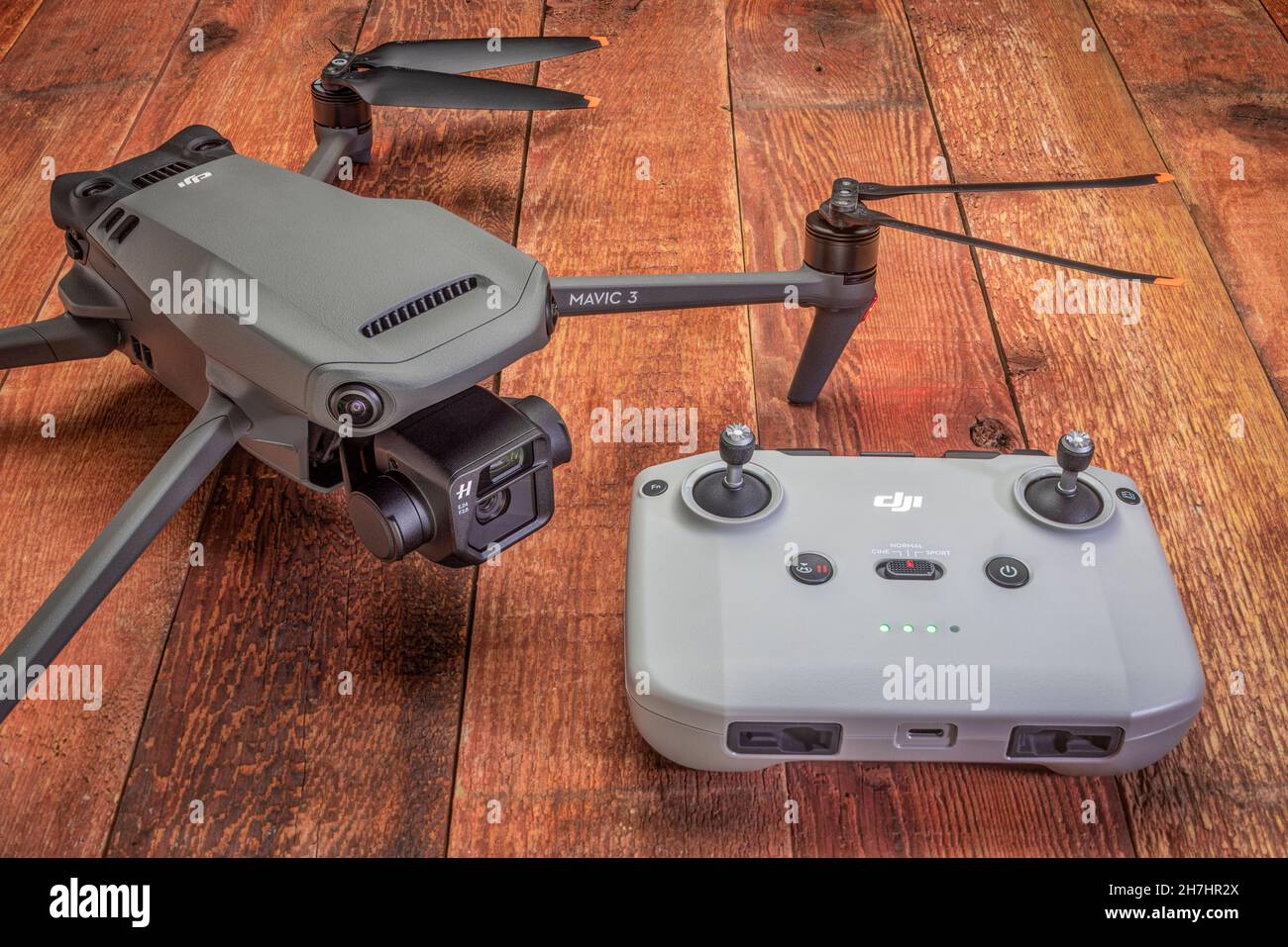 Fort Collins, CO, USA - 21. November 2021: Mavic 3 - die neueste faltbare Drohne von DJI mit der Dual Hasselblad Kamera auf einer verwitterten W Stockfoto