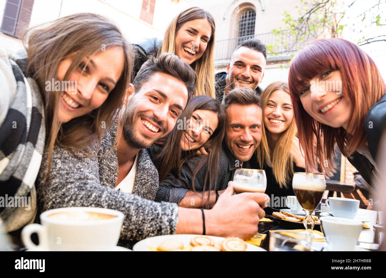 Freunde, die in der Bar ein Selfie machen, trinken Cappuccino und irischen Kaffee - Menschen, die sich in der Mode-Cafeteria amüsieren - Freundschaftskonzept Stockfoto
