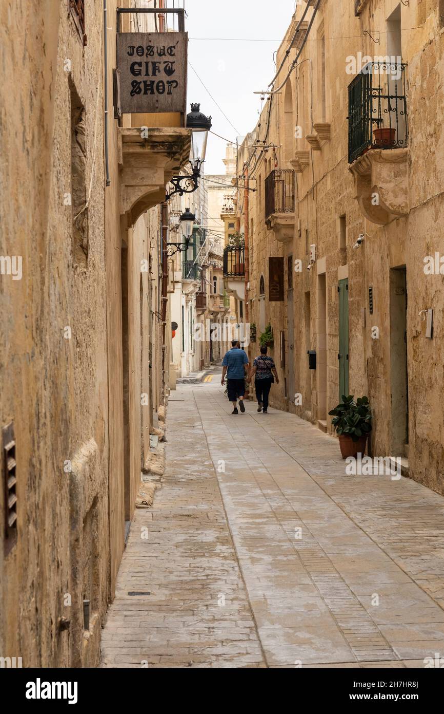 Malerische schmale Gasse in der stillen Stadt Mdina in Malta, Europa. Eine historische befestigte alte ummauerte Stadt auf der UNESCO-Liste des Weltkulturerbes. Stockfoto