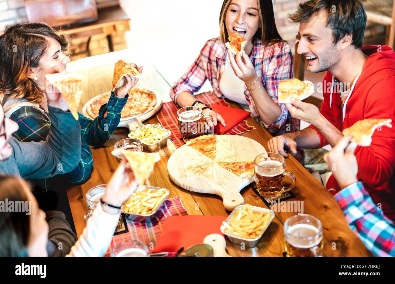 Junge Menschen auf Essen zum Mitnehmen Pizza zu Hause auf Familientreffen - Freundschaft Lebensstil Konzept mit glücklichen Freunden genießen Zeit zusammen Spaß haben Stockfoto