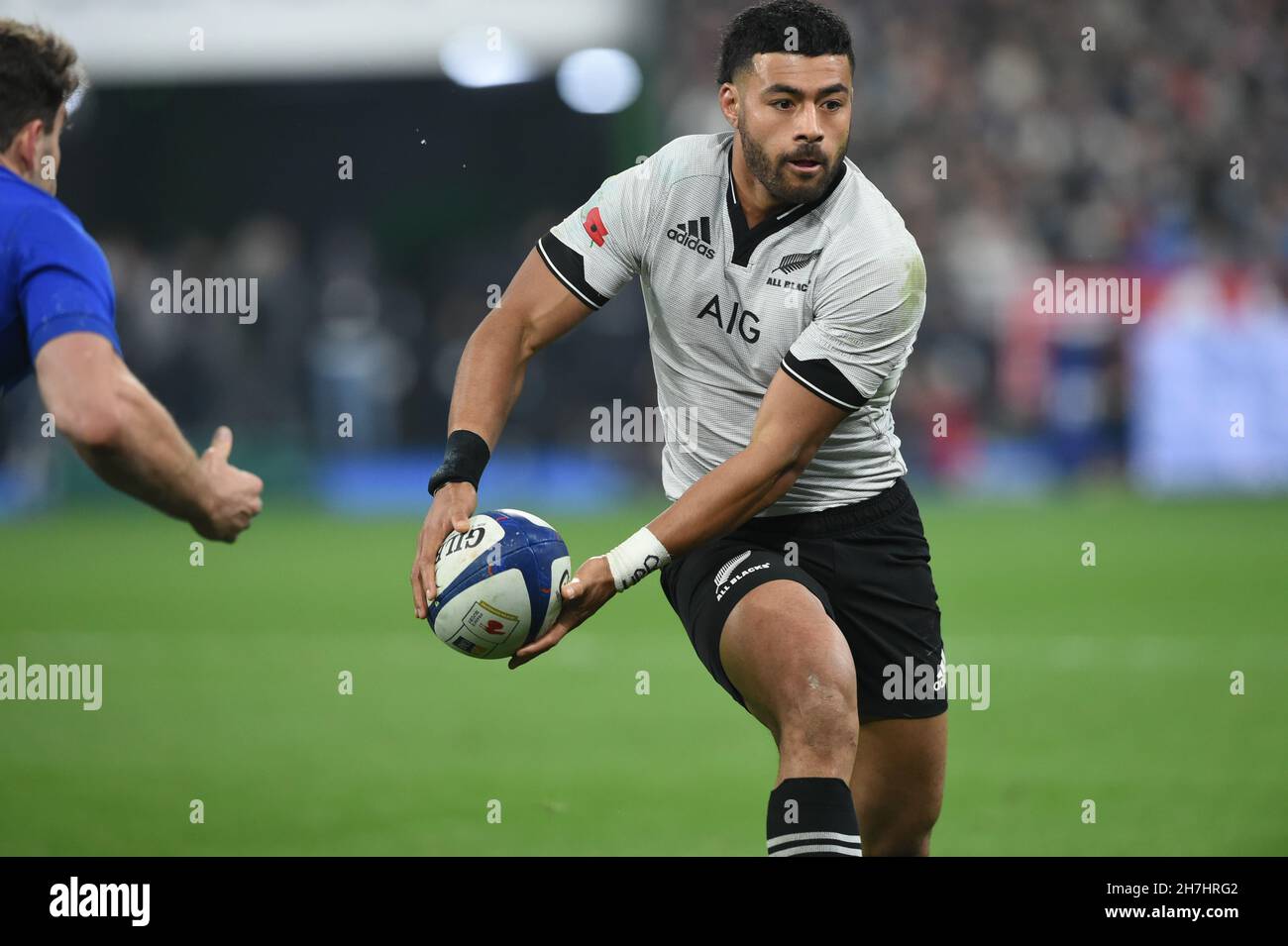 Neuseeländischer Rugby-Nationalspieler in Aktion bei einem Spiel zwischen Neuseeland All Blacks und Frankreich bei der Rugby Autumn Internationals 2021 am November Stockfoto