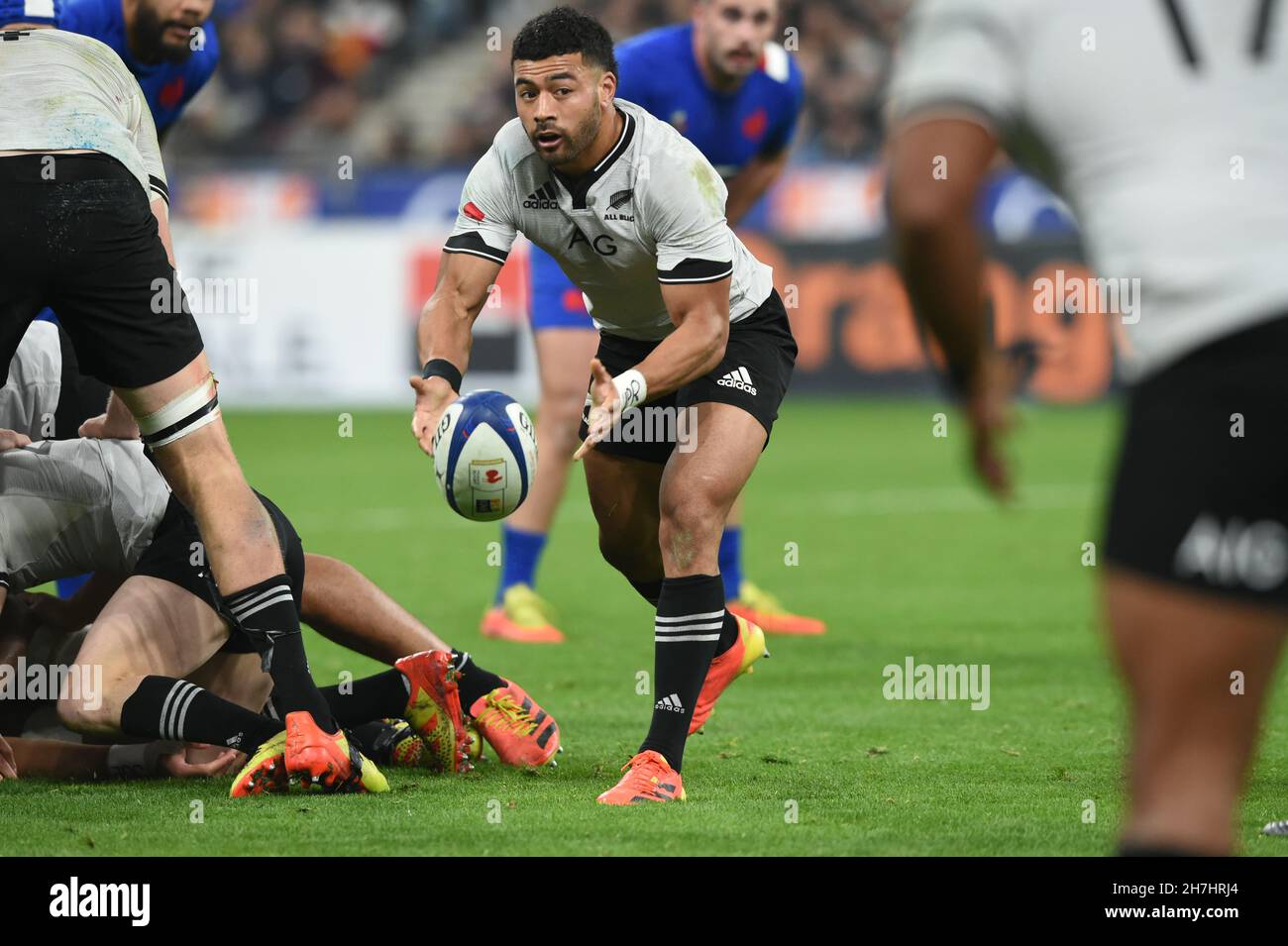 Neuseeländischer Rugby-Nationalspieler in Aktion bei einem Spiel zwischen Neuseeland All Blacks und Frankreich bei der Rugby Autumn Internationals 2021 am November Stockfoto