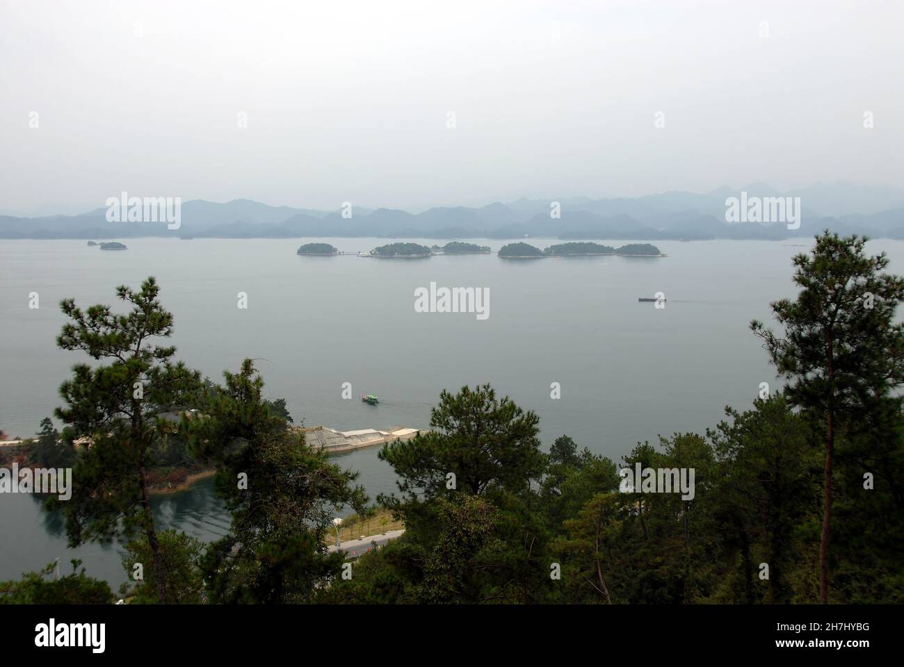 Qiandao Hu, Provinz Zhejiang, China: Blick auf den See und die Inseln mit Vorderwald. Qiandao Hu bedeutet „See der tausend Inseln“. Stockfoto