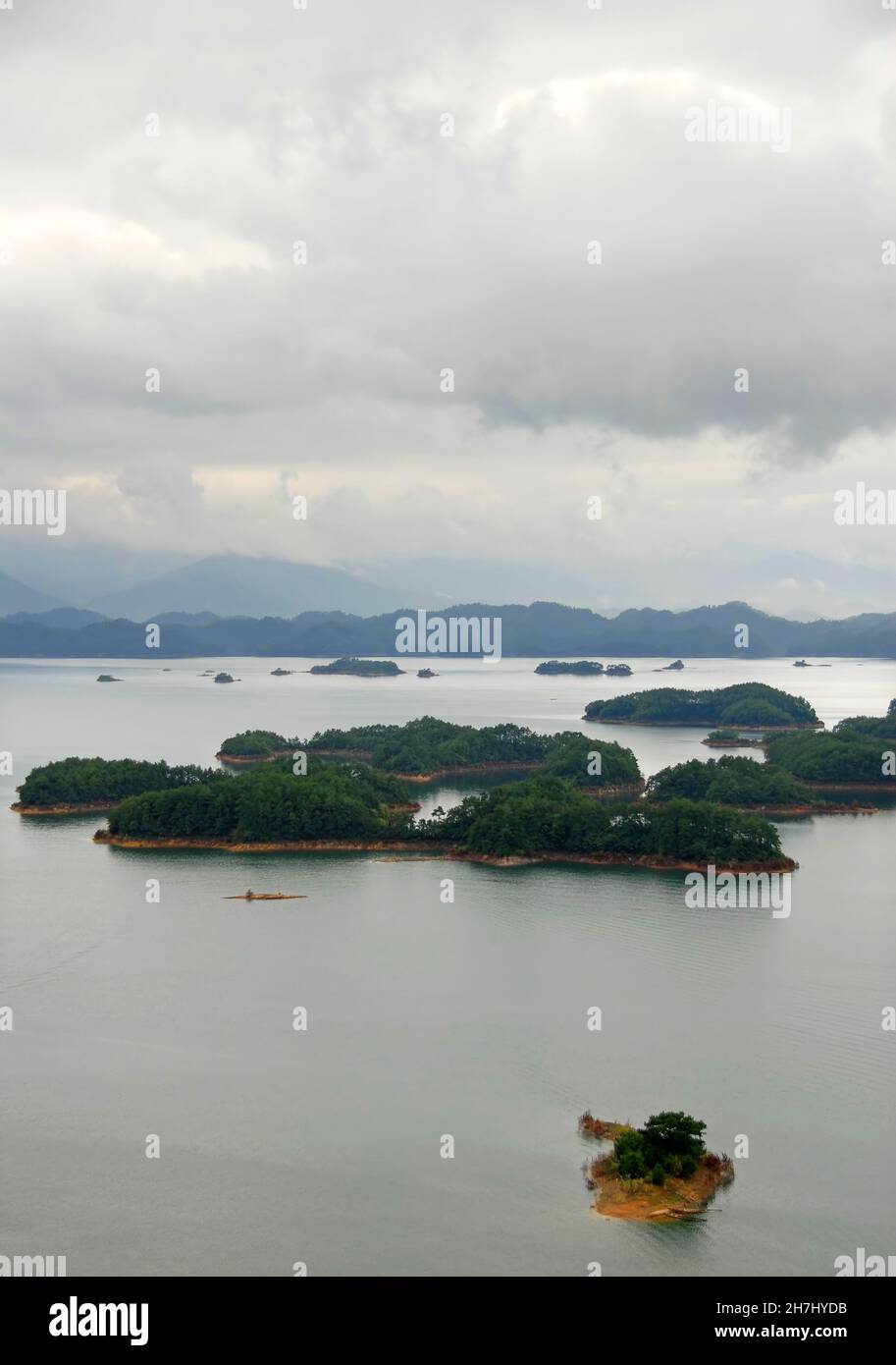 Qiandao Hu, Provinz Zhejiang, China: Blick auf den See und die Inseln unter einem dramatischen Himmel. Qiandao Hu bedeutet „See der tausend Inseln“. Stockfoto