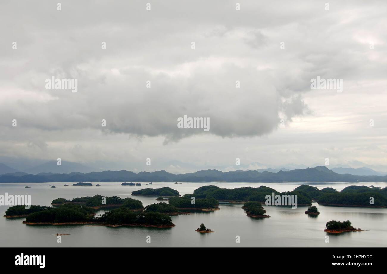Qiandao Hu, Provinz Zhejiang, China: Blick auf den See und die Inseln unter einem dramatischen Himmel. Qiandao Hu bedeutet „See der tausend Inseln“. Stockfoto
