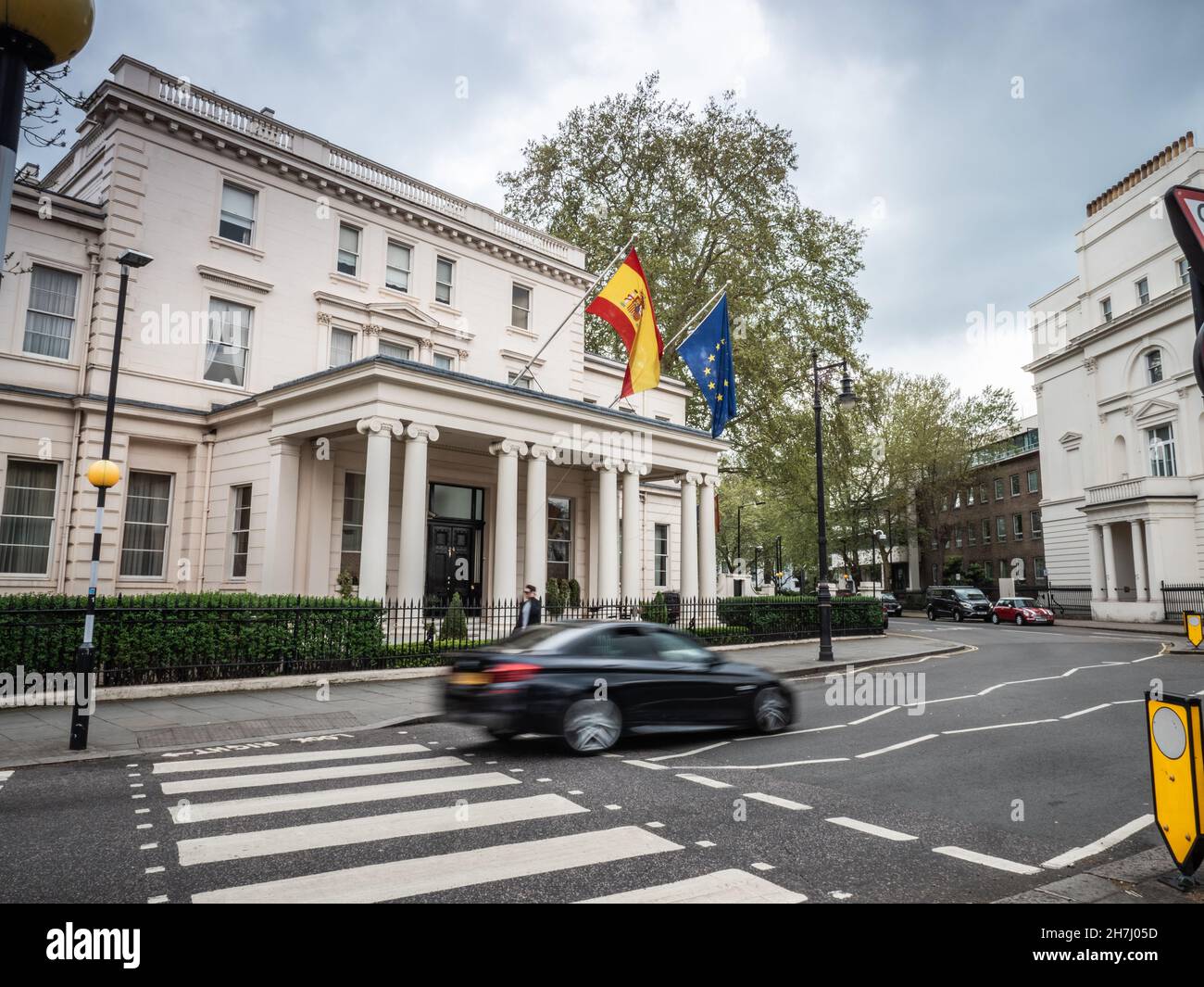 Botschaft von Spanien, London, Großbritannien. Die nationale und die EU-Flagge fliegen über dem Eingang zur spanischen Botschaft im Londoner Stadtteil Belgravia. Stockfoto