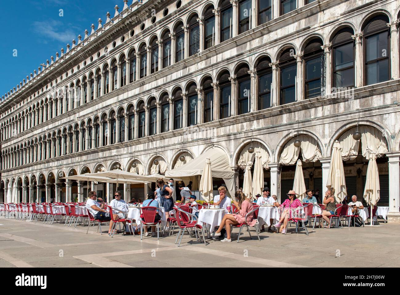 Café vor dem Gebäude der Procuratie Vecchie (Alte Vermächtnisse) von Bartolomeo Bon, Piazza San Marco (Markusplatz), Venedig, Italien Stockfoto