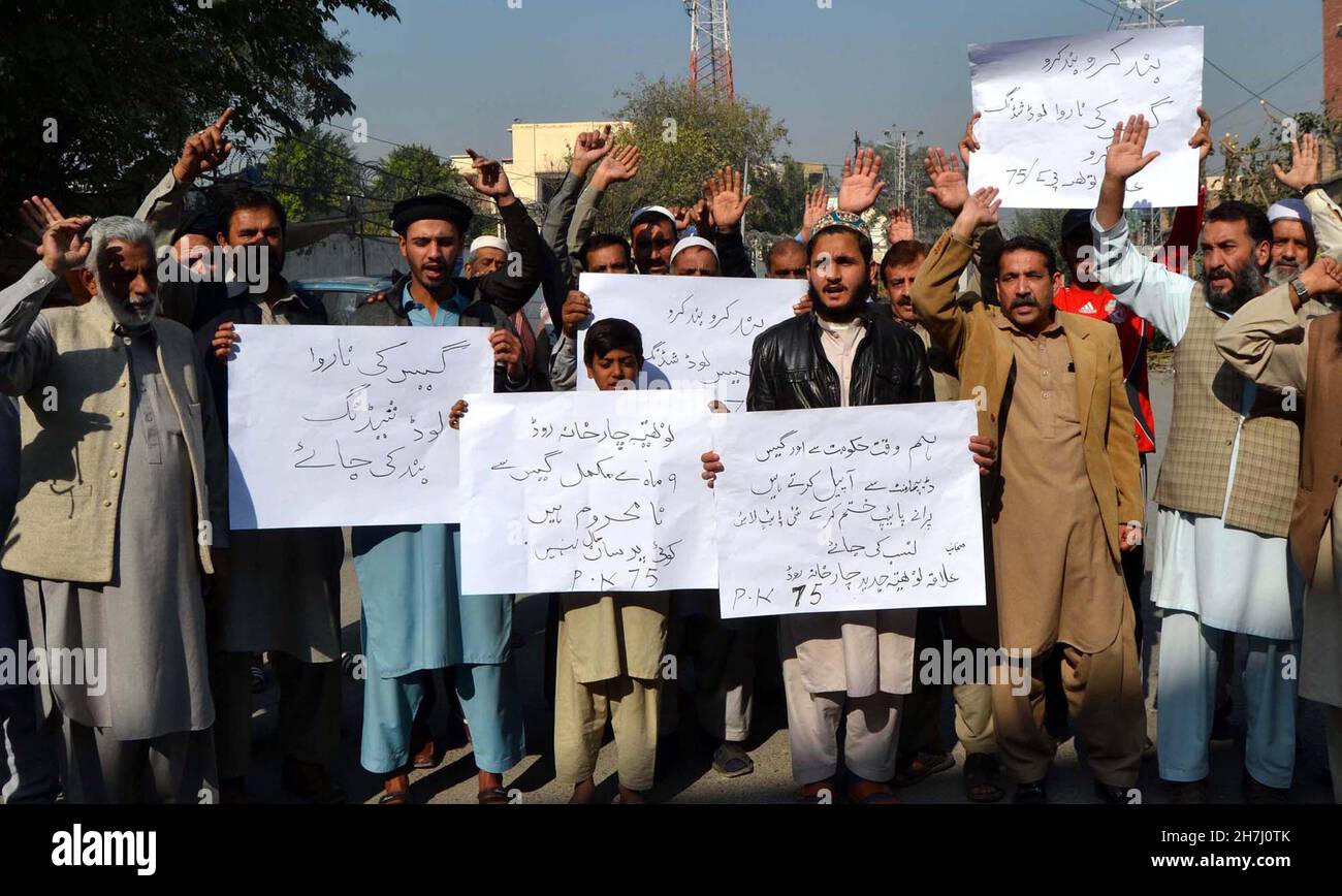 Hyderabad, Pakistan, 23. November 2021. Bewohner von Nothia veranstalten am Dienstag, dem 23. November 2021, im Presseclub von Peshawar eine Protestdemonstration gegen die Verlängerung der sui-Gaslast in ihrer Region. Stockfoto